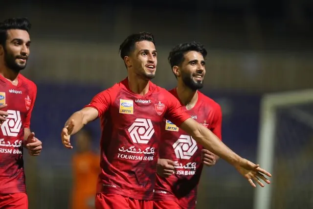 امشب، پرسپولیس و ذوب آهن با انگیزه های متفاوت جدال می کنند