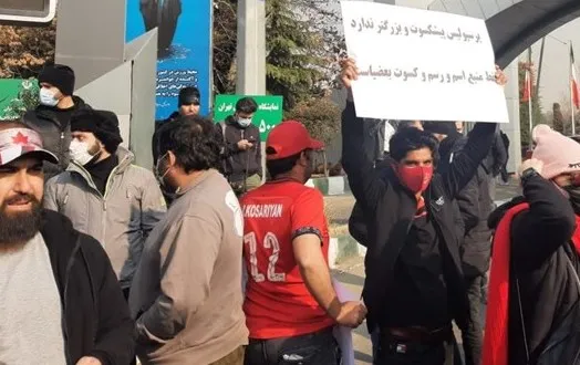تجمع اعتراضی تعدای از هواداران پرسپولیس مقابل وزارت ورزش