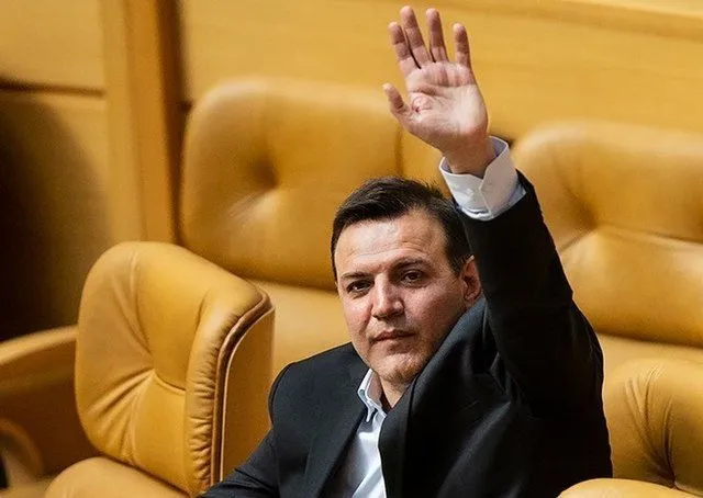 ثبت نام عزیزی خادم انجام نشد