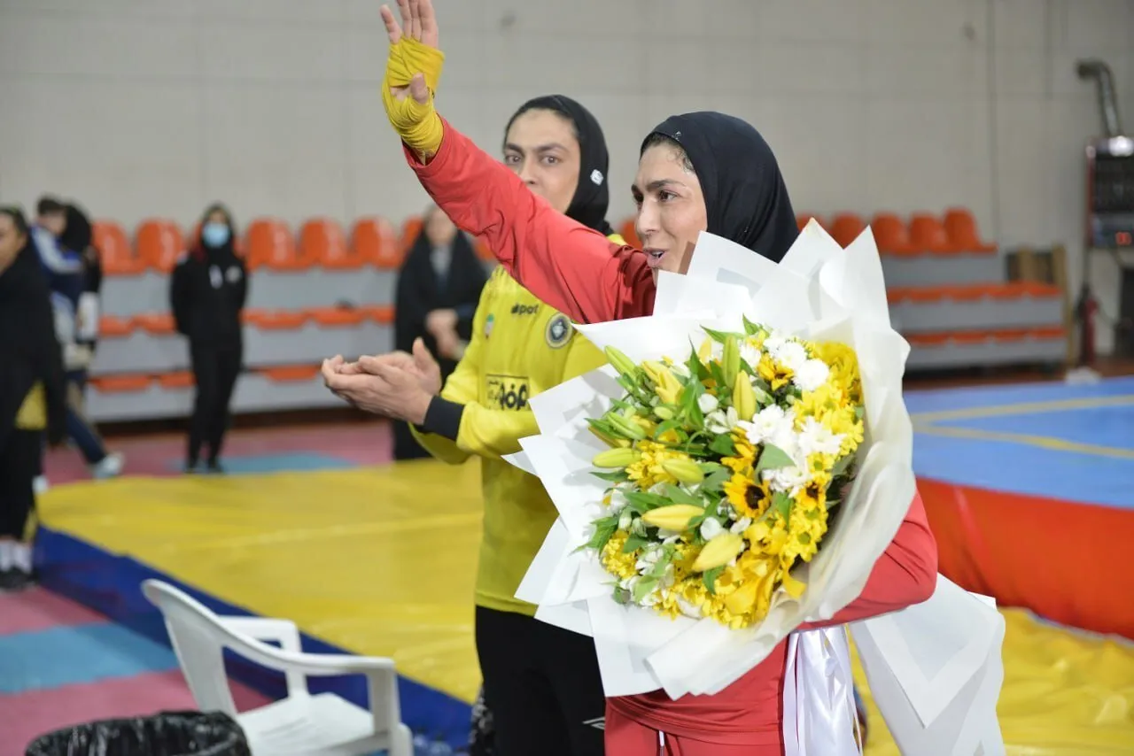 الهه منصوریان کناره‌گیری کرد