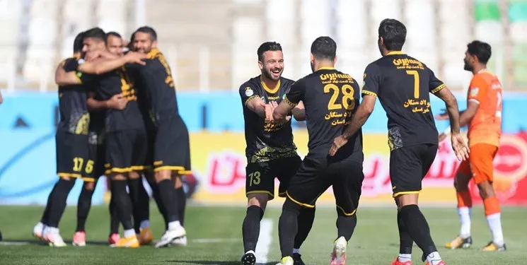 سپاهان همچنان سایه به سایه پرسپولیس
