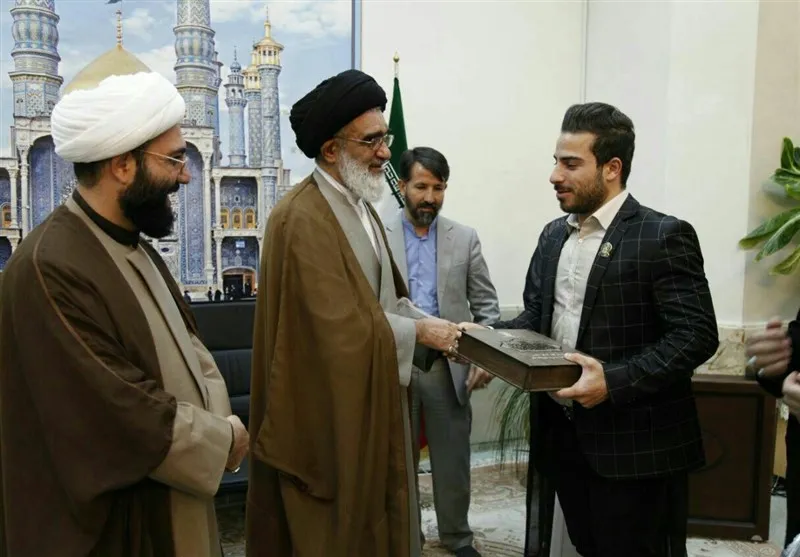کیانوش رستمی خادم افتخاری حرم حضرت معصومه (س) شد
