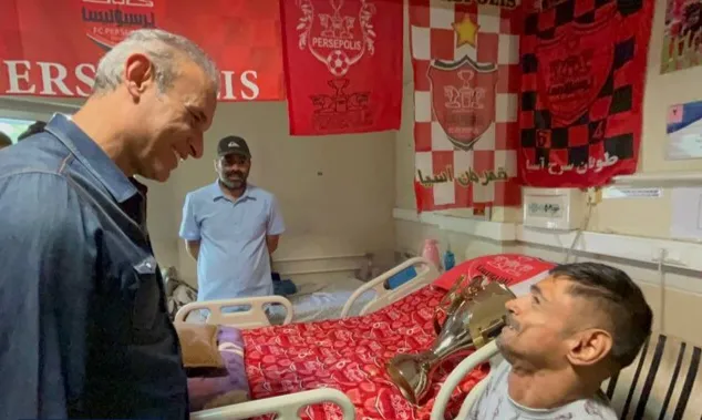 یحیی با جام به دیدار هوادار معلول پرسپولیسی رفت