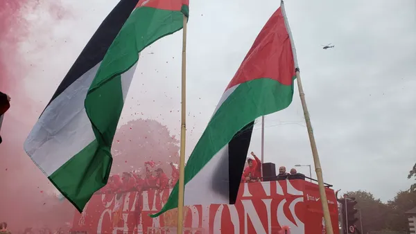 جشن قهرمانی بهترین لیگ دنیا با پرچم فلسطین