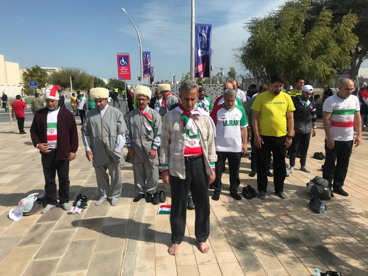 نماز جماعت تماشاگران ایرانی در ورزشگاه