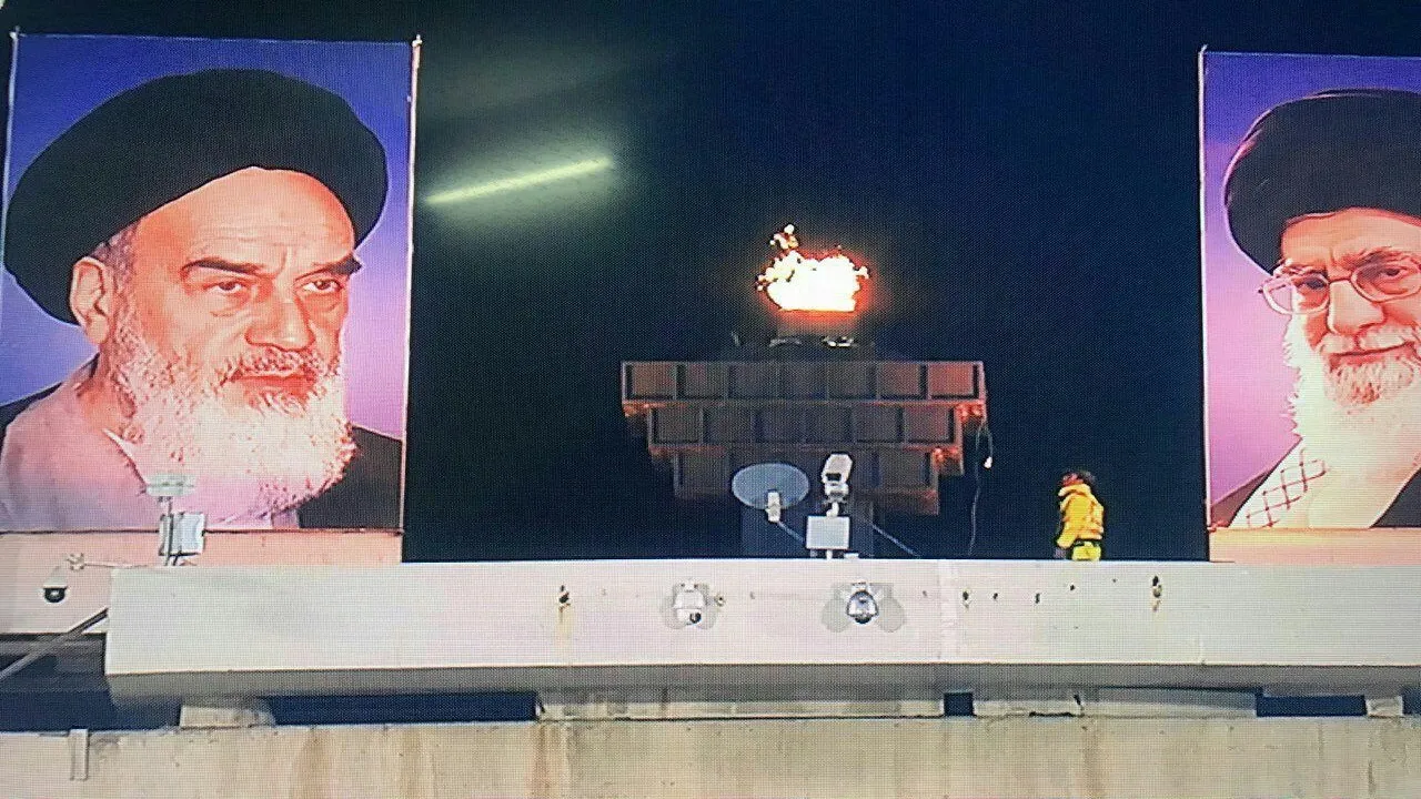 عکس/مشعل ورزشگاه آزادی روشن شد
