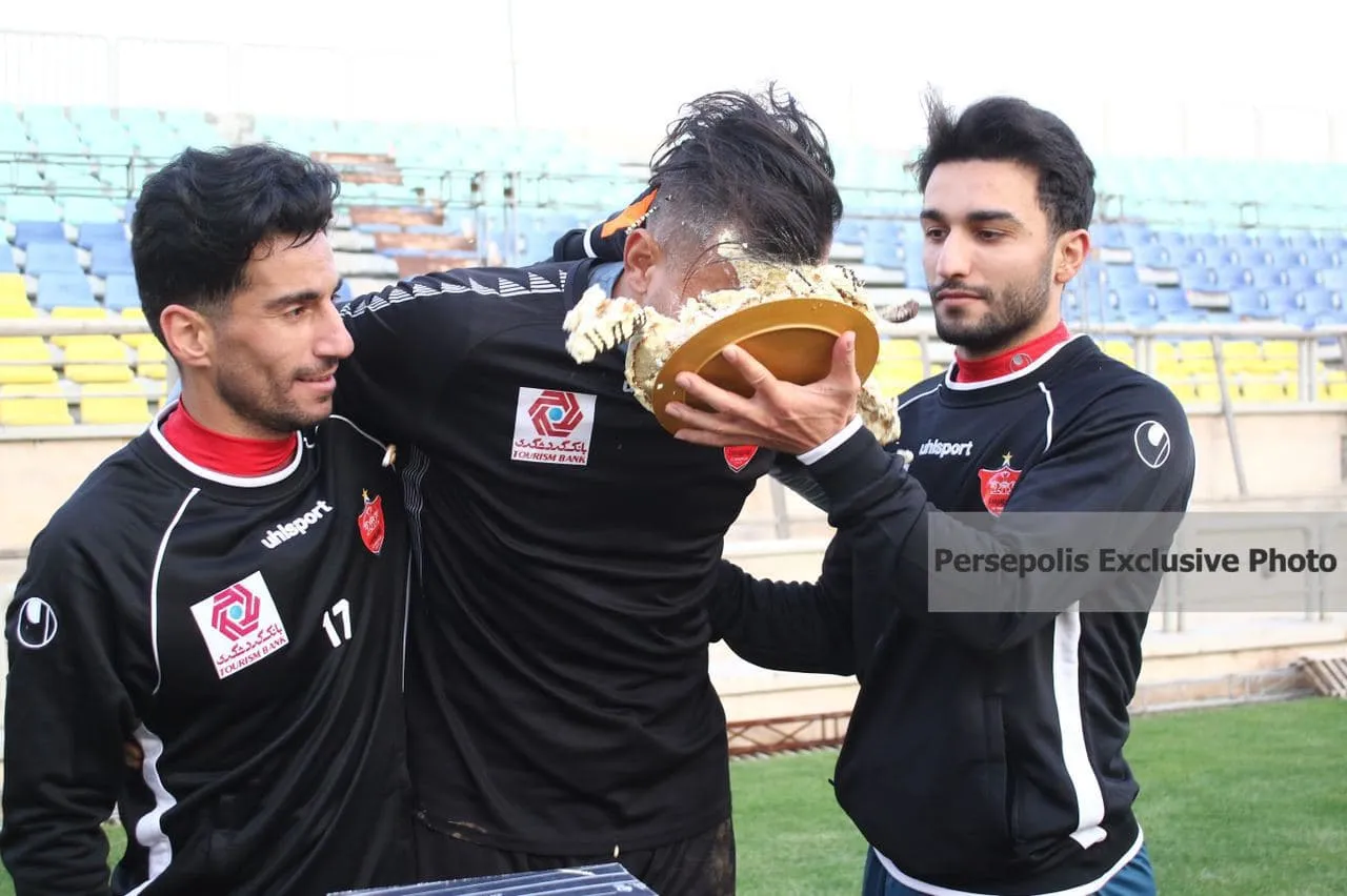 جشن تولد حامد لک در تمرین پرسپولیس