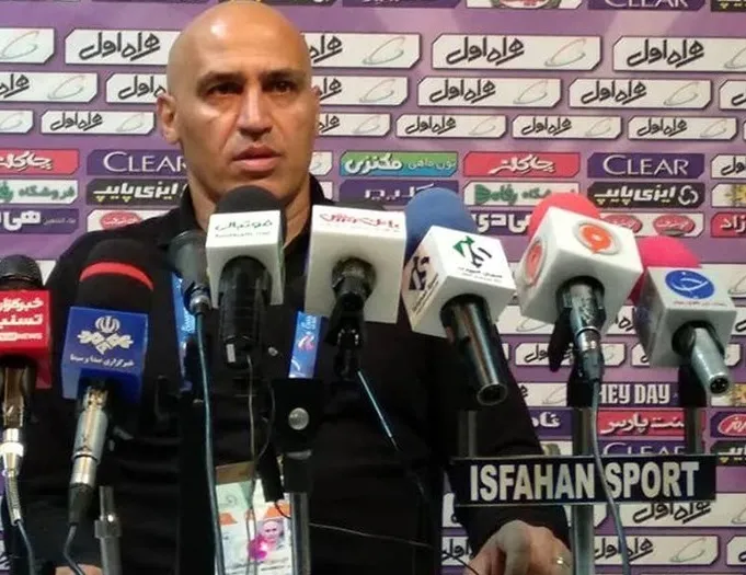 منصوریان: چند نفر حقوق‌بگیر باشگاه روی سکوها کار ما را خراب کردند