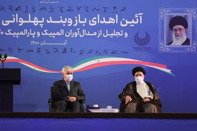 رئیس جمهور بازوبند پهلوانی را بر بازوی صادق‌زاده بست