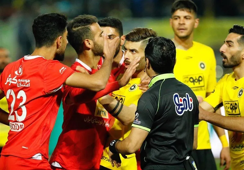 سنگ‌اندازی دوباره به اتوبوس پرسپولیس در اصفهان