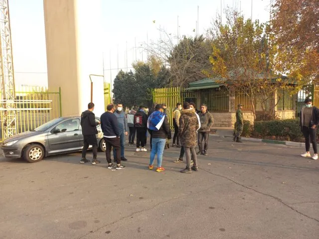 ازدحام تماشاگران پشت درهای شرقی استادیوم آزادی