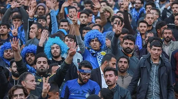 ادامه اعتراضات هواداران استقلال مقابل ساختمان باشگاه