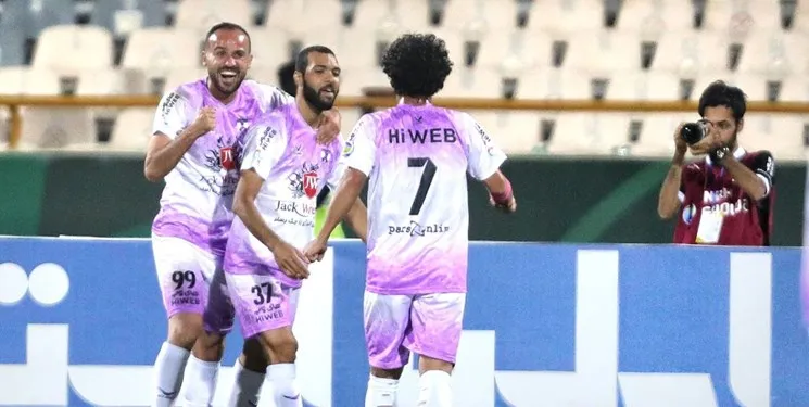 هوادار در آبادان، نفت را آتش زد