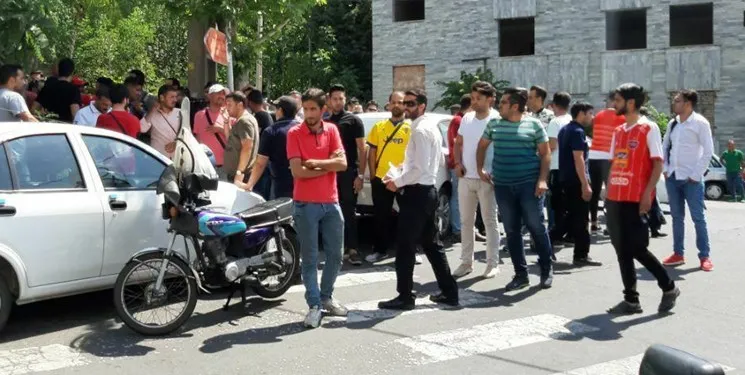 تجمع هواداران پرسپولیس/ اعتراض به رسول پناه و دلخوری از خلیل زاده