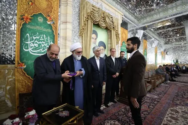 اهدای دو مدال ورزشی به آستان قدس رضوی