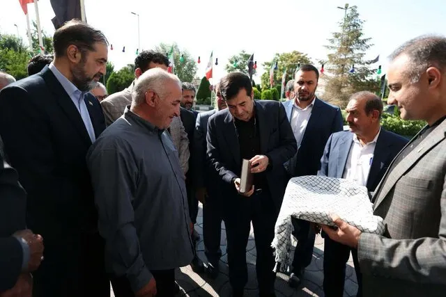 حضور دنیا مالی در وزارت ورزش