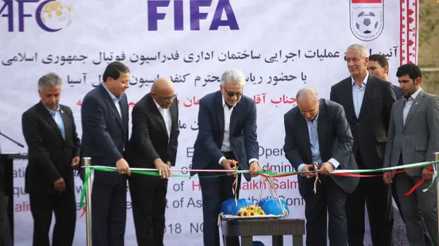 بازدید شیخ سلمان از مرکز تیم‌های ملی فوتبال ایران
