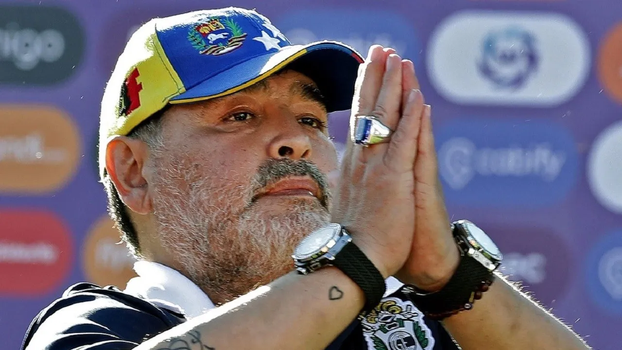 مارادونا از استعفایش منصرف شد و سرمربی «خیمناسیا» ماند!