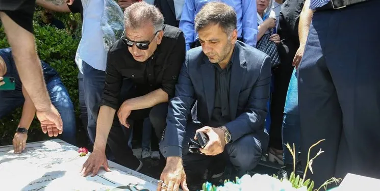 ادای احترام مدیران باشگاه استقلال به بازیکنان فقید سرخابی