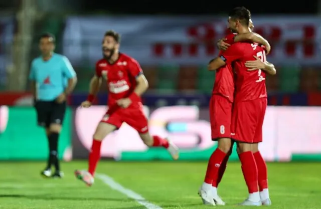 پرسپولیسی‌ها جام قهرمانی را بالای سر بردند