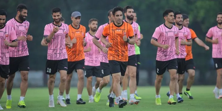 کار سخت پزشکان پرسپولیس برای مداوای مصدومان در شرایط قرنطینه