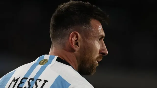 واکنش جالب مسی به پرتاب آب دهان مهاجم پاراگوئه!