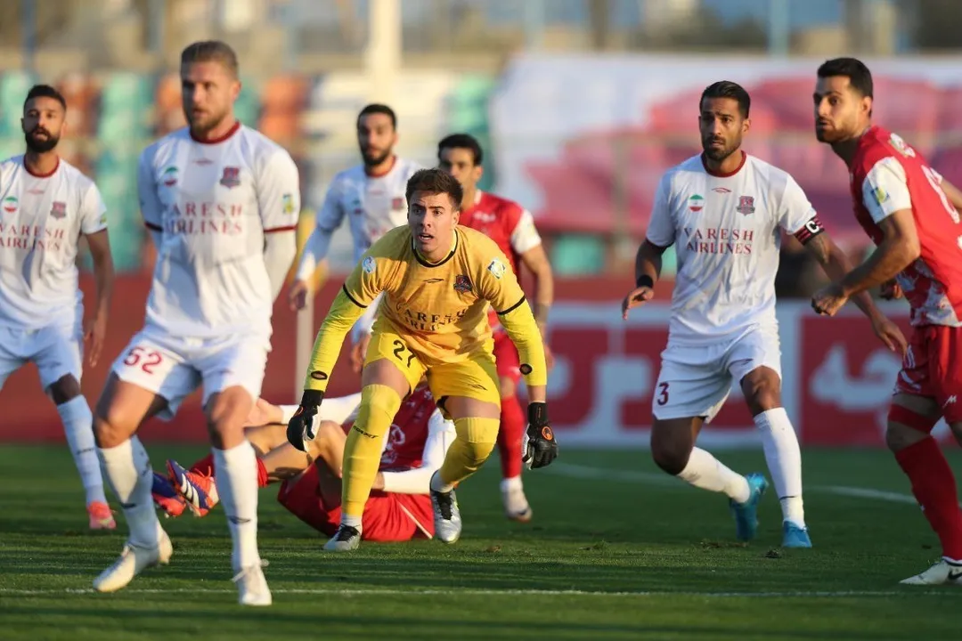 نساجی ۹ نفره، پرسپولیس را زمینگیر کرد