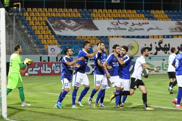 گل‌گهر شاهین را گل باران کرد/ توقف شهرخودرو در جم