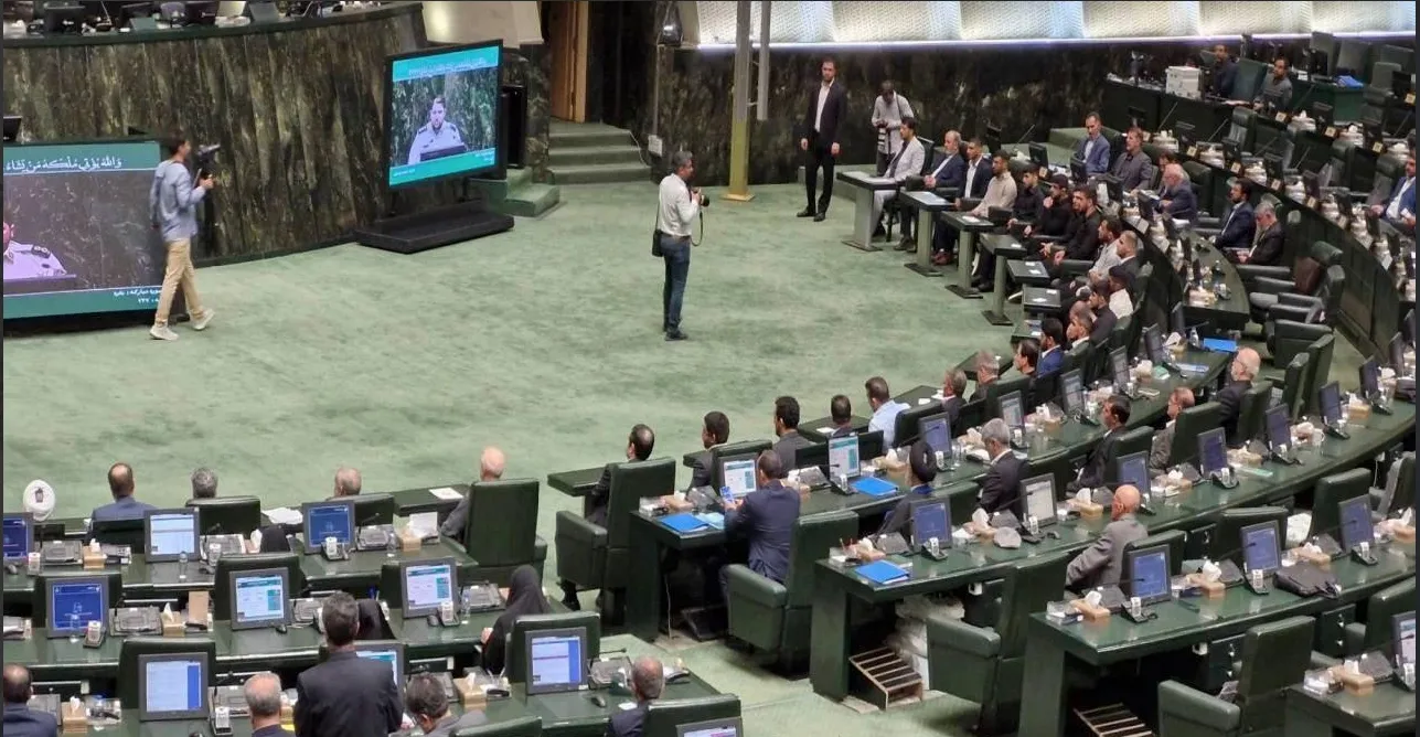 تقدیر و تشویق قهرمانان کشتی در صحن مجلس شورای اسلامی