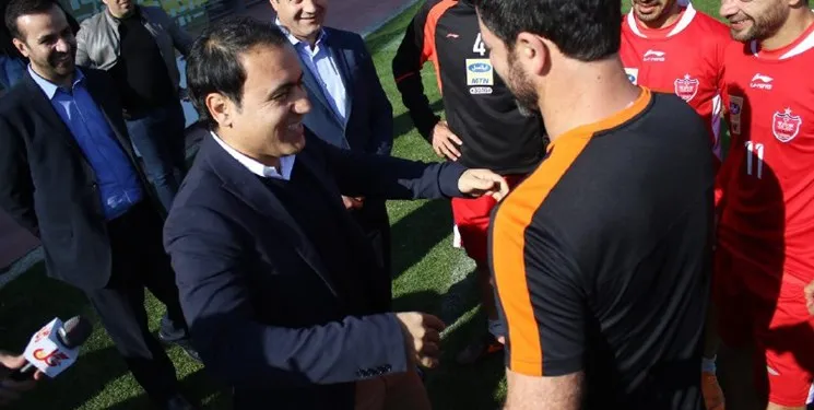 مهدوی‌کیا پیراهن هامبورگ را به کودک معلول اهدا کرد