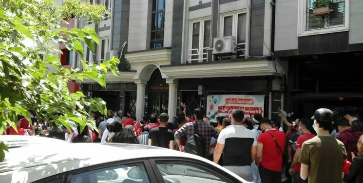 تجمع هواداران پرسپولیس مقابل فدراسیون فوتبال