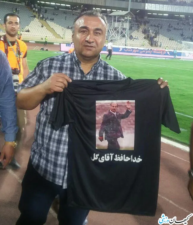 نادر دست نشان پیروزی نفت آبادان را به مظلومی تقدیم کرد