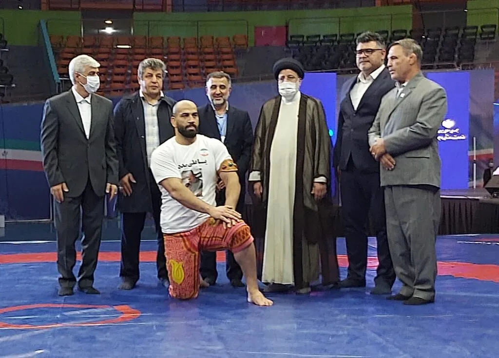 رییس جمهور به میان کشتی‌گیران رفت