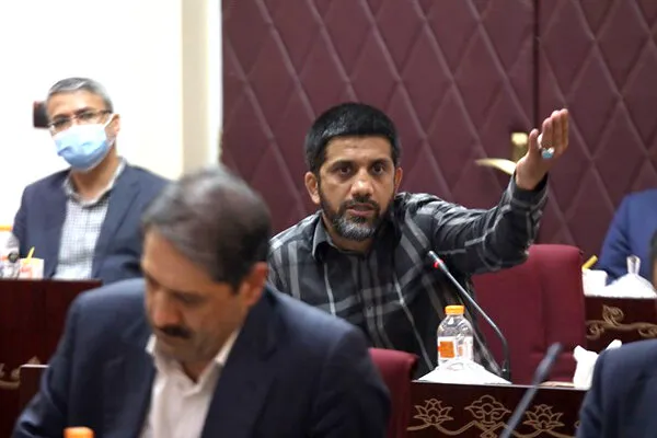 دبیر: کشتی گیری که باخته چرا باید بخندد؟