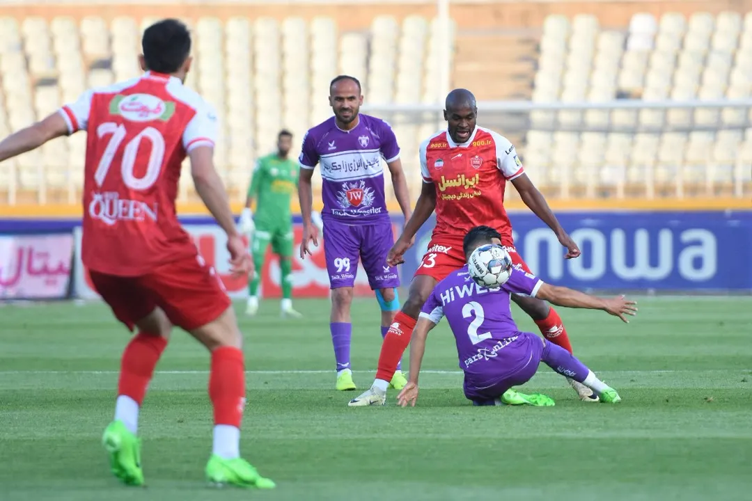 صدرنشینی موقت پرسپولیس با شکست هوادار شجاع
