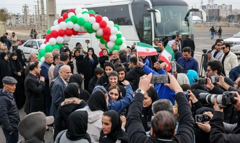 نشان «آرش» به ملی‌پوشان فوتبال بانوان در میان استقبال مردم اهدا شد