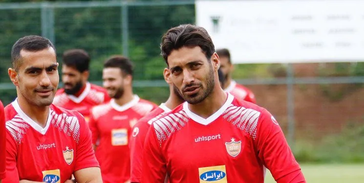 مدافع پرسپولیس از زانویش عکس می‌گیرد