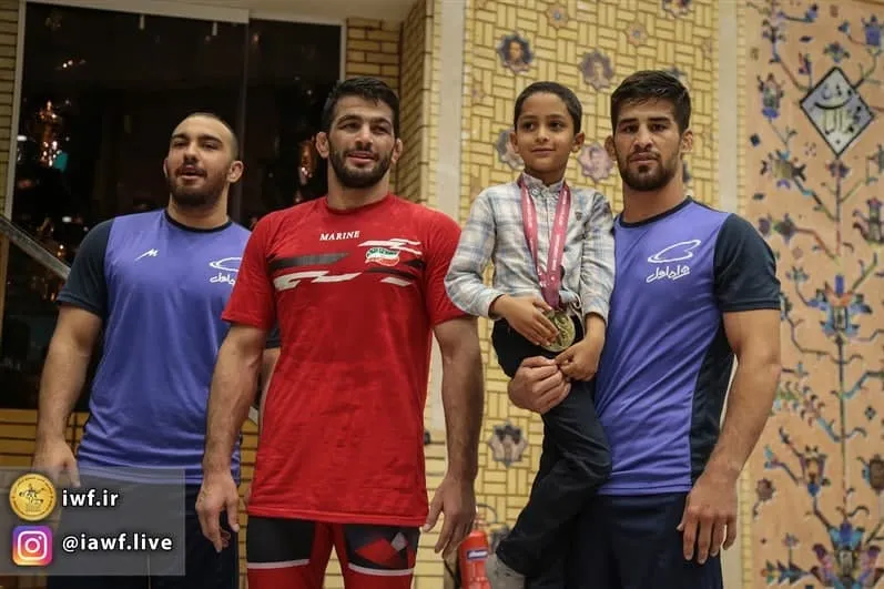 اقدام ارزشمند قهرمان آسیا با اهدای مدال به فرزند یک شهید