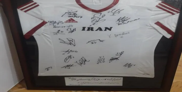 اهدای پیراهن کاپیتان تیم ملی به کادر درمانی آبادان