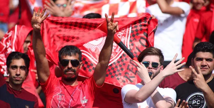 تجمع هواداران مقابل ساختمان پرسپولیس