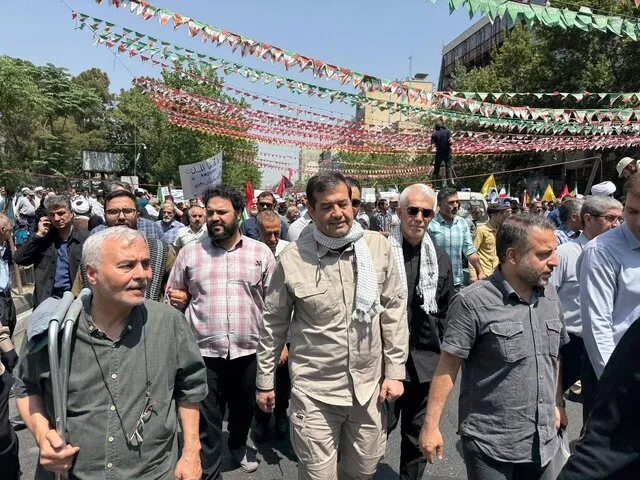 حضور وزیر ورزش در راهپیمایی مردم تهران