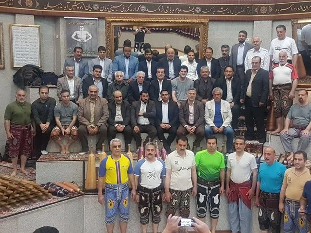 خادم در کشتی می‌ماند