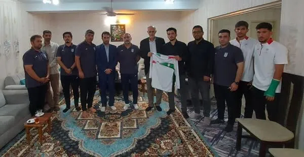 دیدار اعضای تیم جوانان با خانواده شهید خدمت