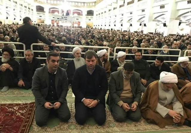 سرمربی ترکیه‌ای تراکتورسازی در نماز جمعه تبریز+عکس