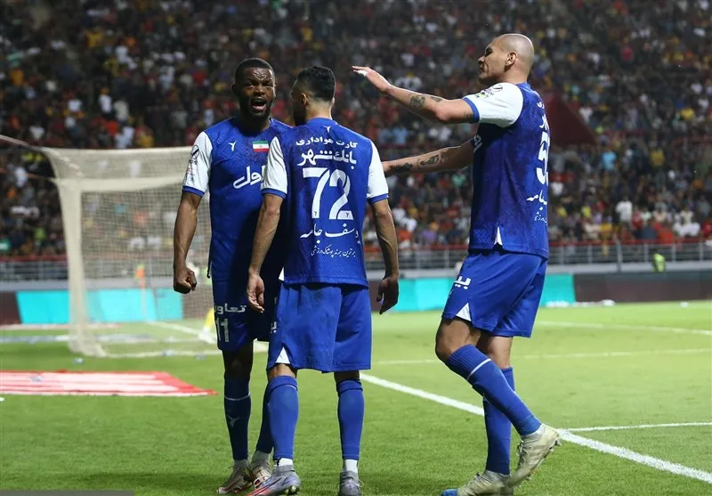 استقلال با غلبه بر فولاد جای پرسپولیس را گرفت