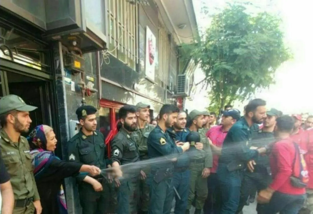 متفرق کردن هواداران پرسپولیس با شلنگ آب