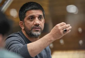 دبیر: آنور آبی‌ها فقط سیاه‌نمایی می‌کنند