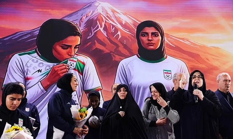 سرپرست تیم ملی فوتبال بانوان: گفتند پناهندگی دختران خواست آمریکاست