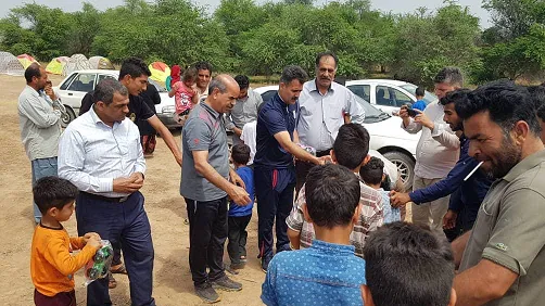 سرمربی تیم جوانان ایران در مناطق سیل زده حاضر شد/ عکس