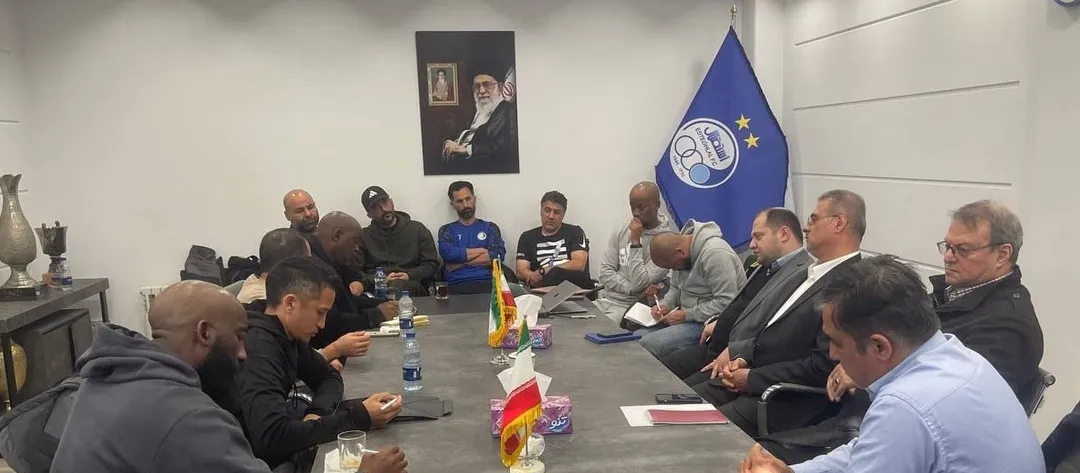برگزاری نشست فنی مدیران استقلال با کادرفنی / اعتراض هواداران به حق است